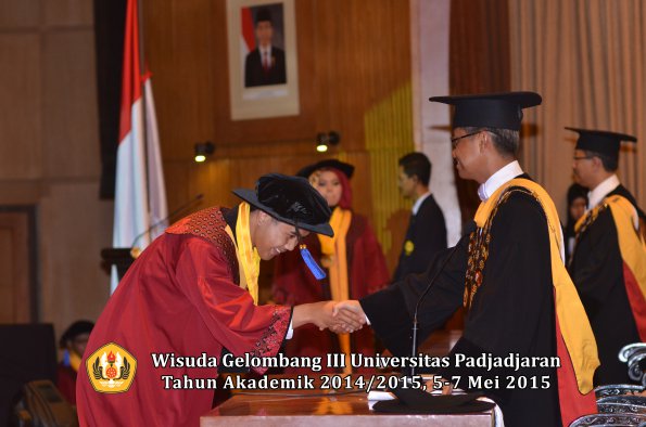 Wisuda Unpad Gel III TA 2014_2015 Fakultas ISIP oleh Rektor  025