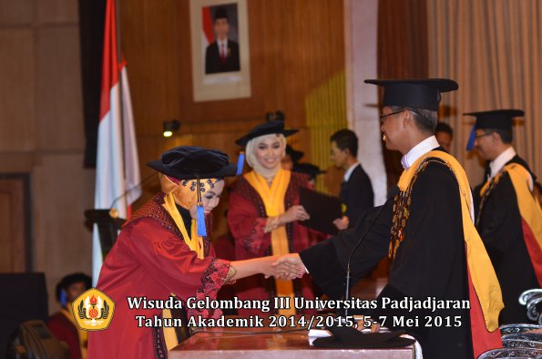 Wisuda Unpad Gel III TA 2014_2015 Fakultas ISIP oleh Rektor  026
