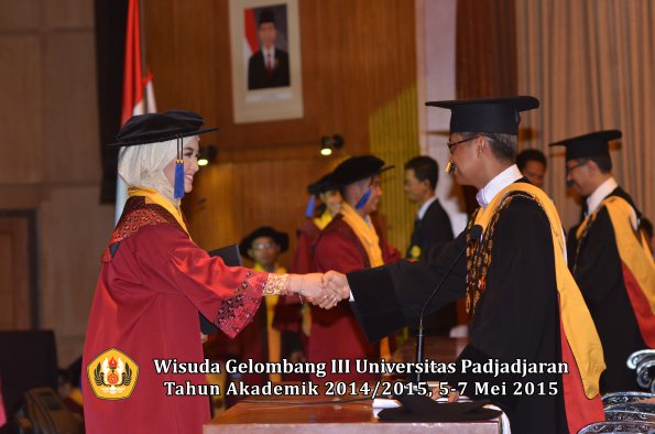 Wisuda Unpad Gel III TA 2014_2015 Fakultas ISIP oleh Rektor  027