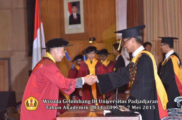 Wisuda Unpad Gel III TA 2014_2015 Fakultas ISIP oleh Rektor  028