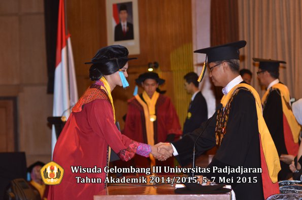 Wisuda Unpad Gel III TA 2014_2015  Fakultas Ilmu Budaya oleh Rektor  007
