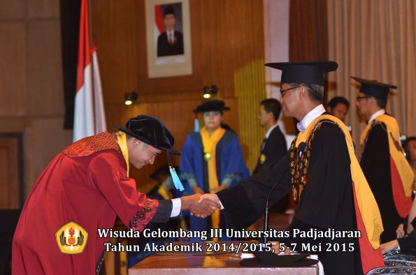 Wisuda Unpad Gel III TA 2014_2015  Fakultas Ilmu Budaya oleh Rektor  017