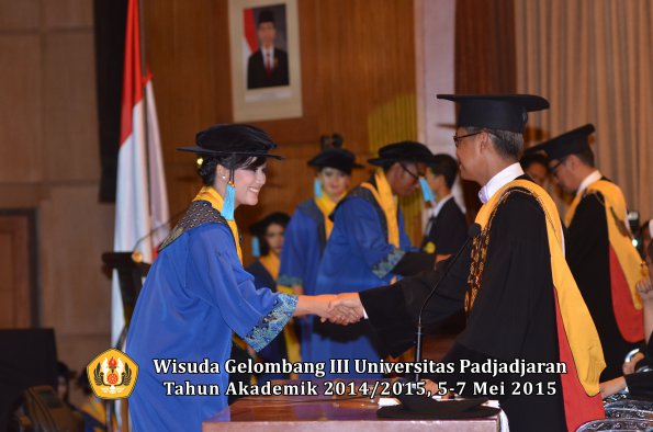 Wisuda Unpad Gel III TA 2014_2015  Fakultas Ilmu Budaya oleh Rektor  024