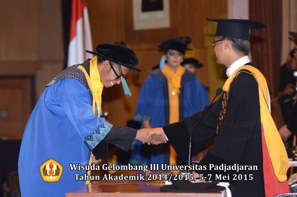 Wisuda Unpad Gel III TA 2014_2015  Fakultas Ilmu Budaya oleh Rektor  025