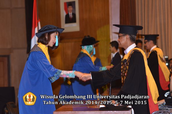 Wisuda Unpad Gel III TA 2014_2015  Fakultas Ilmu Budaya oleh Rektor  028