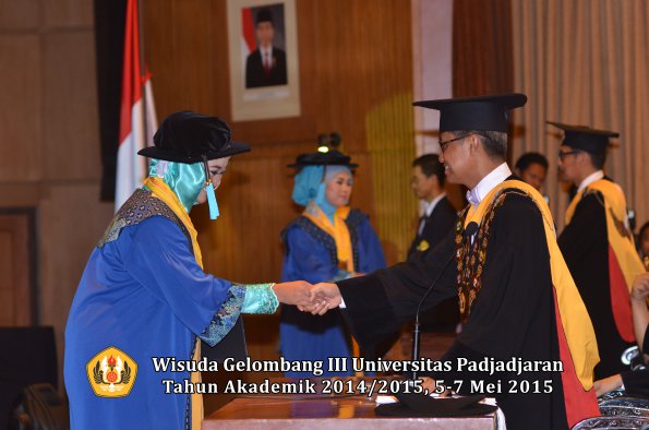Wisuda Unpad Gel III TA 2014_2015  Fakultas Ilmu Budaya oleh Rektor  029