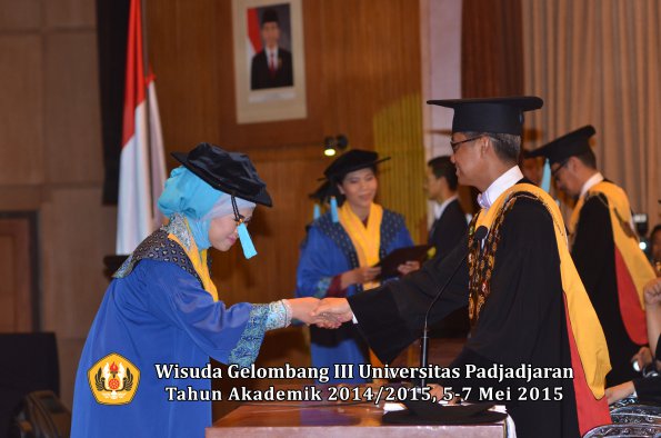 Wisuda Unpad Gel III TA 2014_2015  Fakultas Ilmu Budaya oleh Rektor  030