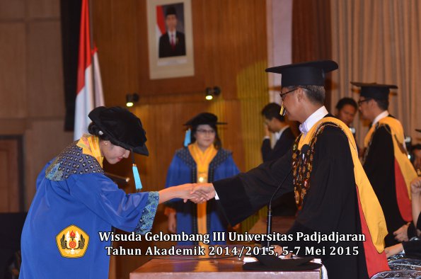 Wisuda Unpad Gel III TA 2014_2015  Fakultas Ilmu Budaya oleh Rektor  032