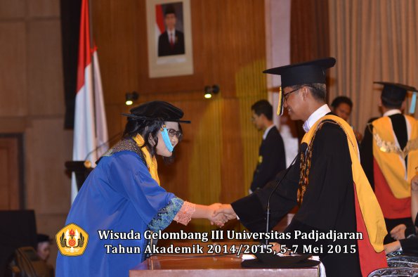 Wisuda Unpad Gel III TA 2014_2015  Fakultas Ilmu Budaya oleh Rektor  033