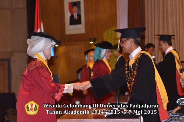 Wisuda Unpad Gel III TA 2014_2015  Fakultas Keperawatan oleh Rektor 012