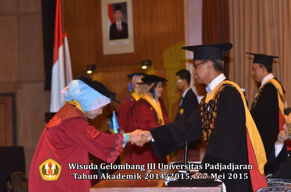 Wisuda Unpad Gel III TA 2014_2015  Fakultas Keperawatan oleh Rektor 015