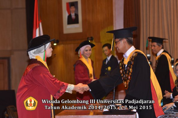 Wisuda Unpad Gel III TA 2014_2015  Fakultas TIP oleh Rektor  009