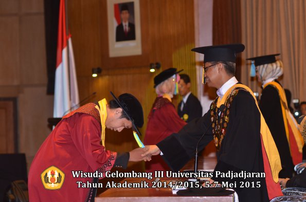 Wisuda Unpad Gel III TA 2014_2015  Fakultas Farmasi oleh Rektor  005