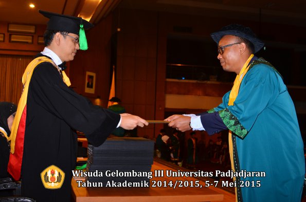 Wisuda Unpad Gel III TA 2014_2015  Fakultas Kedokteran oleh Dekan 012