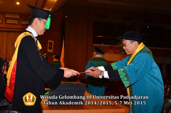 Wisuda Unpad Gel III TA 2014_2015  Fakultas Kedokteran oleh Dekan 023