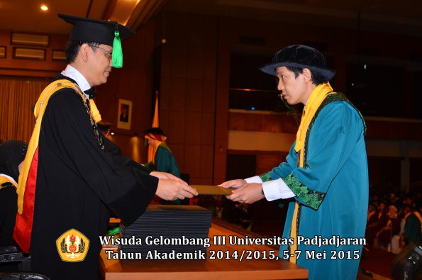 Wisuda Unpad Gel III TA 2014_2015  Fakultas Kedokteran oleh Dekan 025