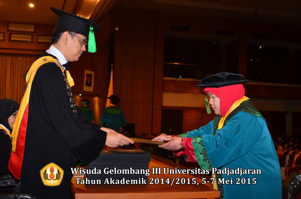 Wisuda Unpad Gel III TA 2014_2015  Fakultas Kedokteran oleh Dekan 030