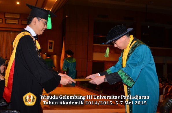 Wisuda Unpad Gel III TA 2014_2015  Fakultas Kedokteran oleh Dekan 049