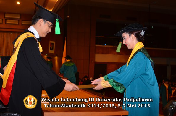 Wisuda Unpad Gel III TA 2014_2015  Fakultas Kedokteran oleh Dekan 060