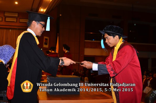 Wisuda Unpad Gel III TA 2014_2015  Fakultas Ilmu Budaya oleh Dekan  005