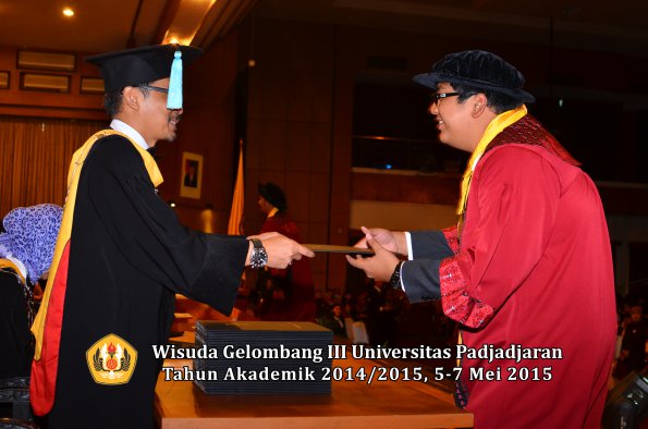 Wisuda Unpad Gel III TA 2014_2015  Fakultas Ilmu Budaya oleh Dekan  009