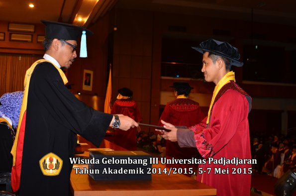 Wisuda Unpad Gel III TA 2014_2015  Fakultas Ilmu Budaya oleh Dekan  014
