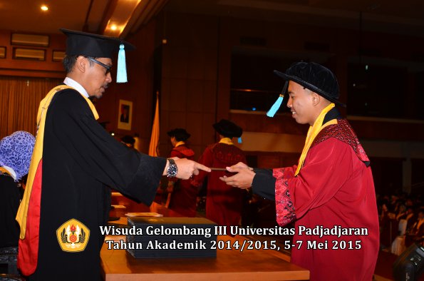 Wisuda Unpad Gel III TA 2014_2015  Fakultas Ilmu Budaya oleh Dekan  015
