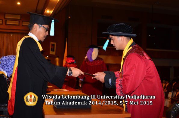 Wisuda Unpad Gel III TA 2014_2015  Fakultas Ilmu Budaya oleh Dekan  021