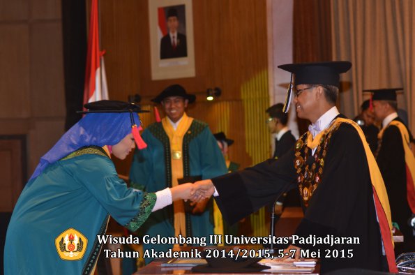 Wisuda Unpad Gel III TA 2014_2015  Fakultas Hukum oleh Rektor 006