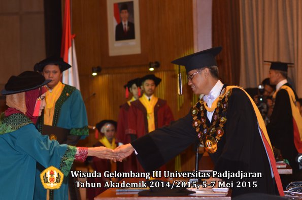 Wisuda Unpad Gel III TA 2014_2015  Fakultas Hukum oleh Rektor 011