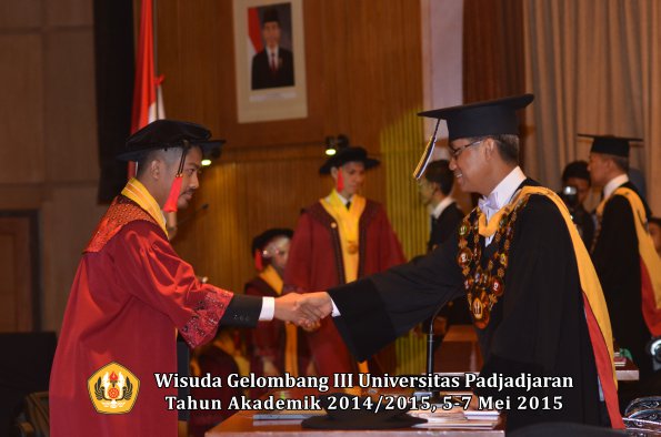 Wisuda Unpad Gel III TA 2014_2015  Fakultas Hukum oleh Rektor 013