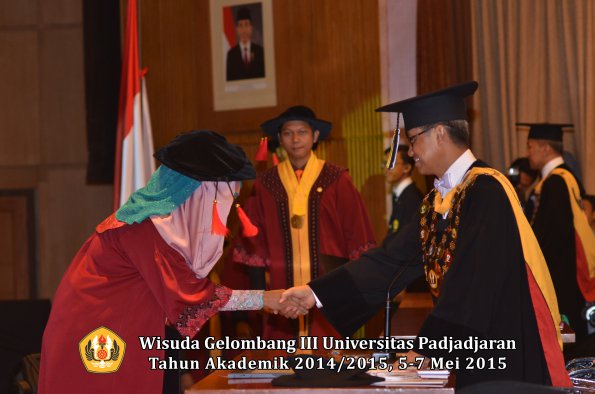 Wisuda Unpad Gel III TA 2014_2015  Fakultas Hukum oleh Rektor 018
