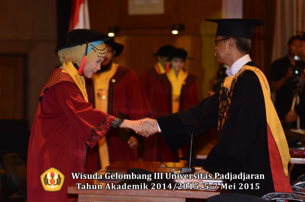 Wisuda Unpad Gel III TA 2014_2015  Fakultas Hukum oleh Rektor 026
