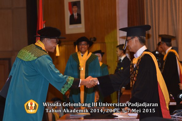Wisuda Unpad Gel III TA 2014_2015  Fakultas Ekonomi dan Bisnis oleh Rektor 004