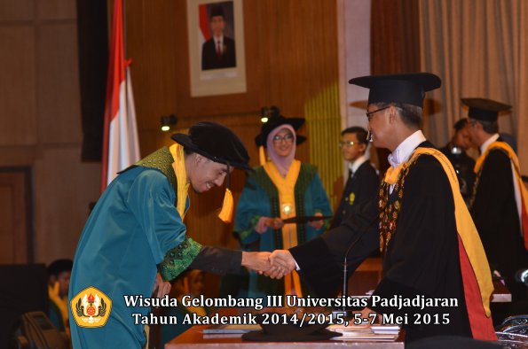 Wisuda Unpad Gel III TA 2014_2015  Fakultas Ekonomi dan Bisnis oleh Rektor 011