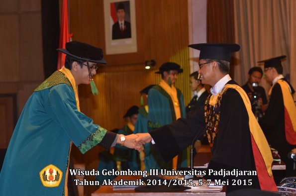 Wisuda Unpad Gel III TA 2014_2015  Fakultas Kedokteran oleh Rektor 056