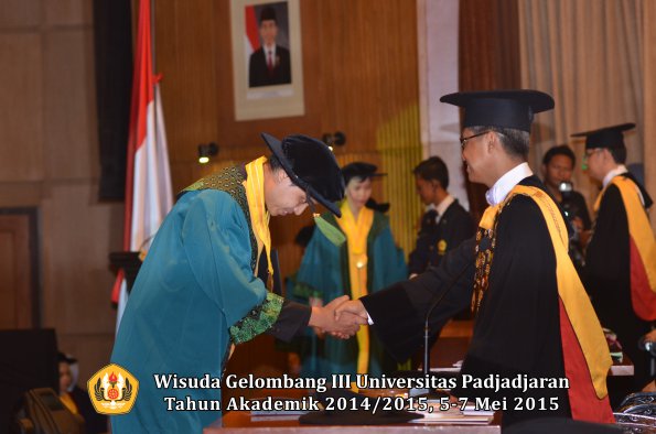 Wisuda Unpad Gel III TA 2014_2015  Fakultas Kedokteran oleh Rektor 057