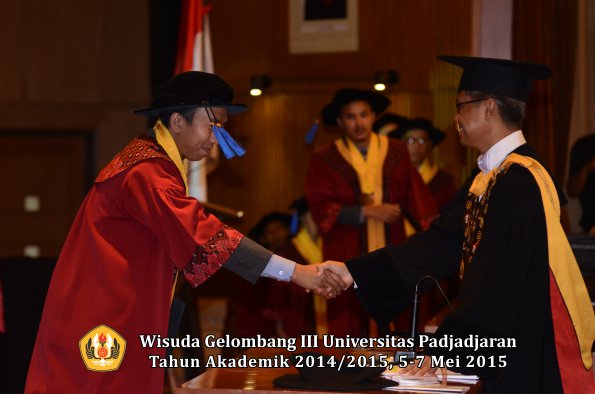 Wisuda Unpad Gel III TA 2014_2015 Fakultas ISIP oleh Rektor 013