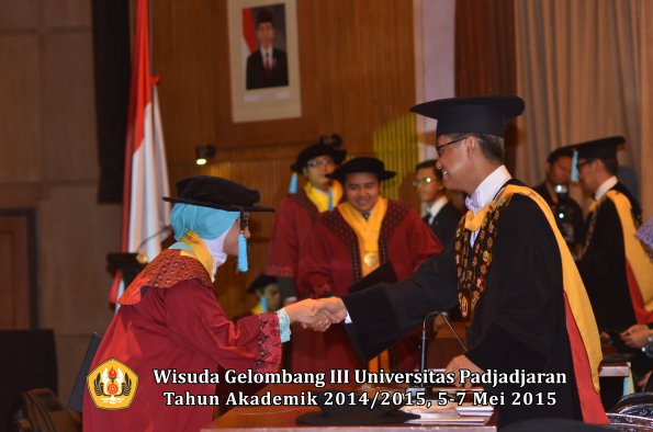Wisuda Unpad Gel III TA 2014_2015  Fakultas Ilmu Budaya oleh Rektor  006