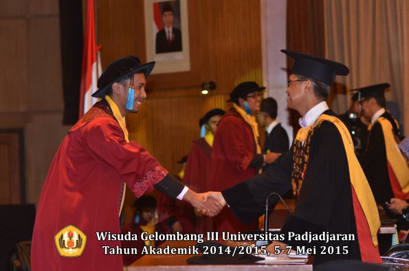 Wisuda Unpad Gel III TA 2014_2015  Fakultas Ilmu Budaya oleh Rektor  008