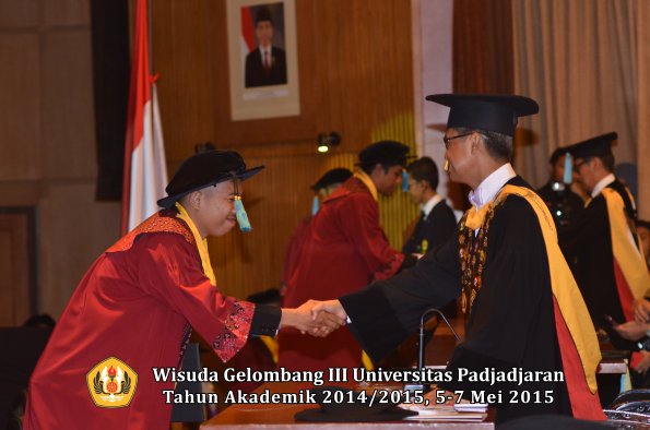 Wisuda Unpad Gel III TA 2014_2015  Fakultas Ilmu Budaya oleh Rektor  015