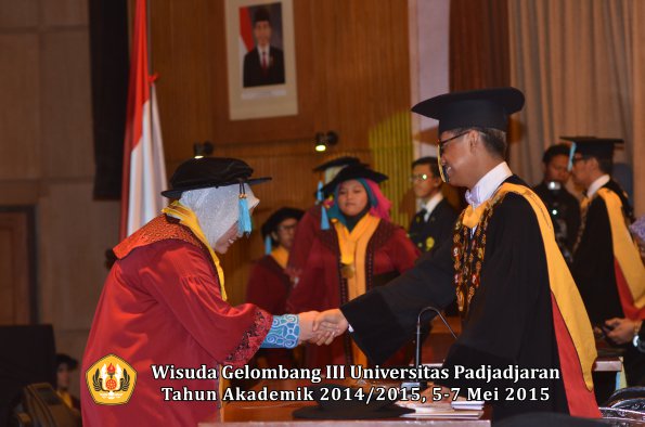 Wisuda Unpad Gel III TA 2014_2015  Fakultas Ilmu Budaya oleh Rektor  018