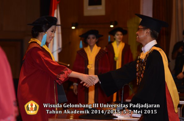 Wisuda Unpad Gel III TA 2014_2015  Fakultas Ilmu Budaya oleh Rektor  025