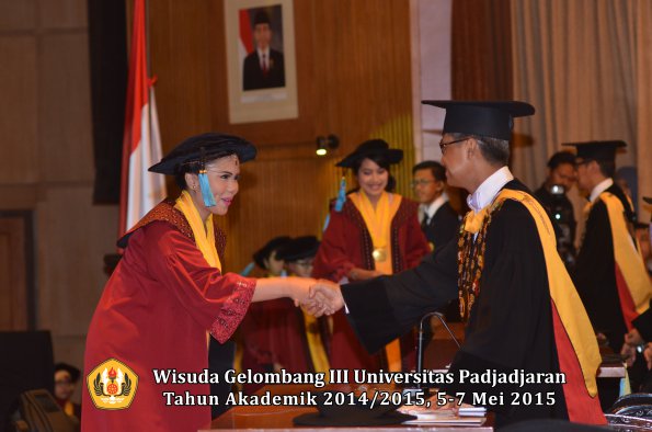 Wisuda Unpad Gel III TA 2014_2015  Fakultas Ilmu Budaya oleh Rektor  030