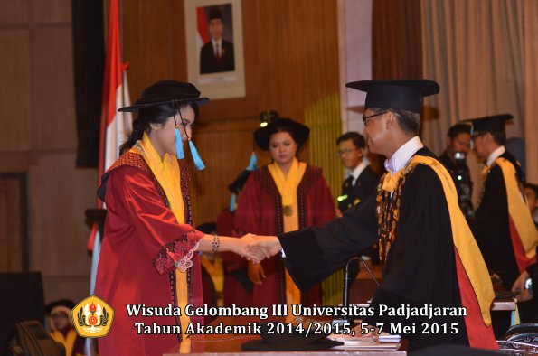 Wisuda Unpad Gel III TA 2014_2015  Fakultas Ilmu Budaya oleh Rektor  031