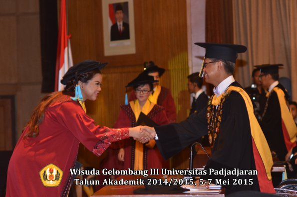 Wisuda Unpad Gel III TA 2014_2015  Fakultas Ilmu Budaya oleh Rektor  032