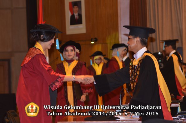 Wisuda Unpad Gel III TA 2014_2015  Fakultas Ilmu Budaya oleh Rektor  035