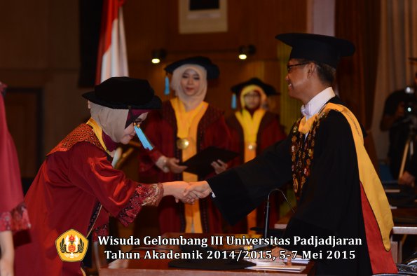 Wisuda Unpad Gel III TA 2014_2015  Fakultas Ilmu Budaya oleh Rektor  036