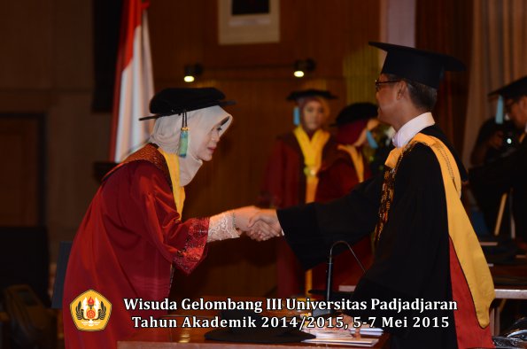 Wisuda Unpad Gel III TA 2014_2015  Fakultas Ilmu Budaya oleh Rektor  037