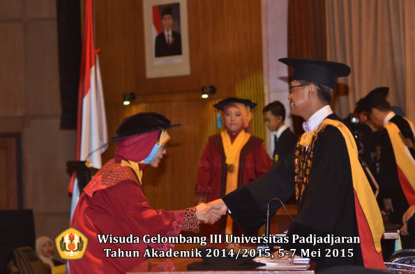 Wisuda Unpad Gel III TA 2014_2015  Fakultas Ilmu Budaya oleh Rektor  038